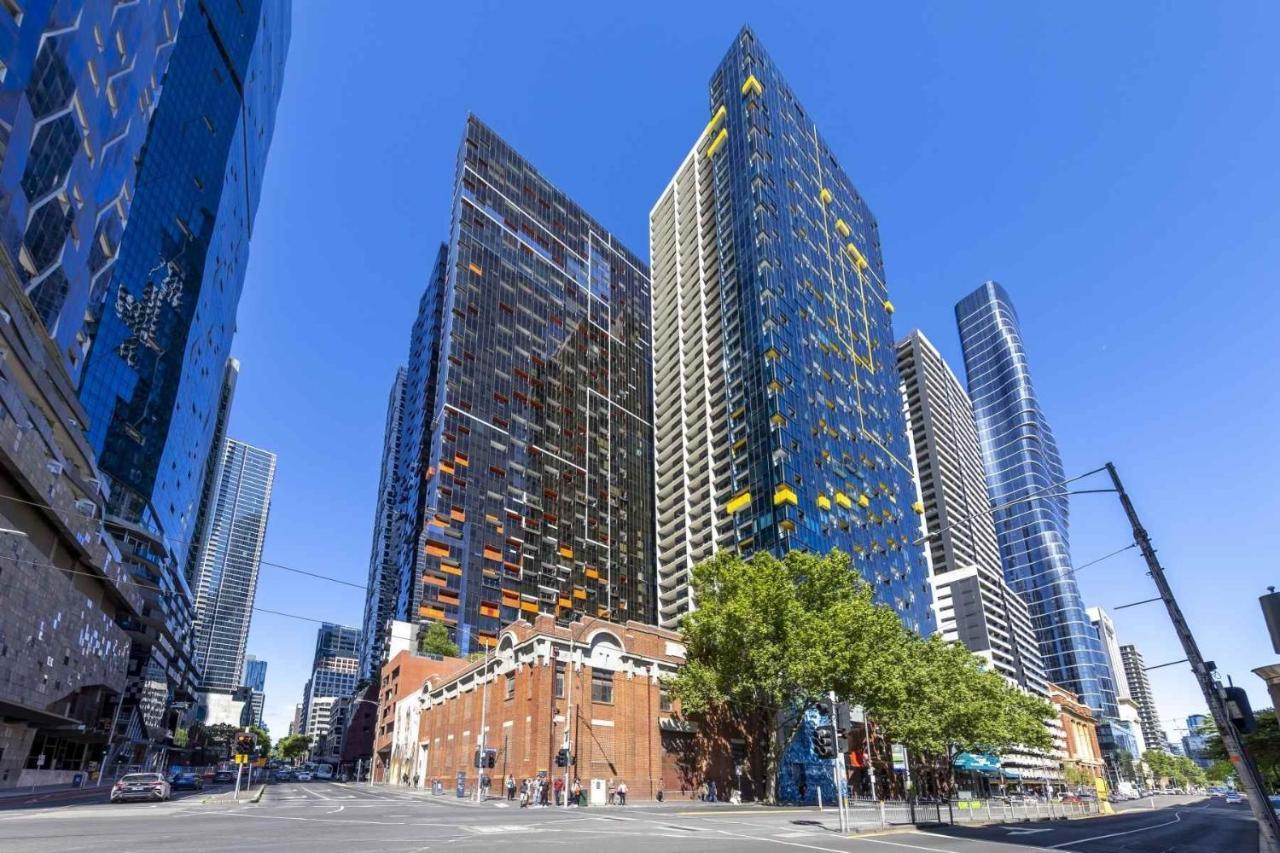 Marvellous 2-Bed High-Rise: Panoramic Views Secure Parking, Melbourne