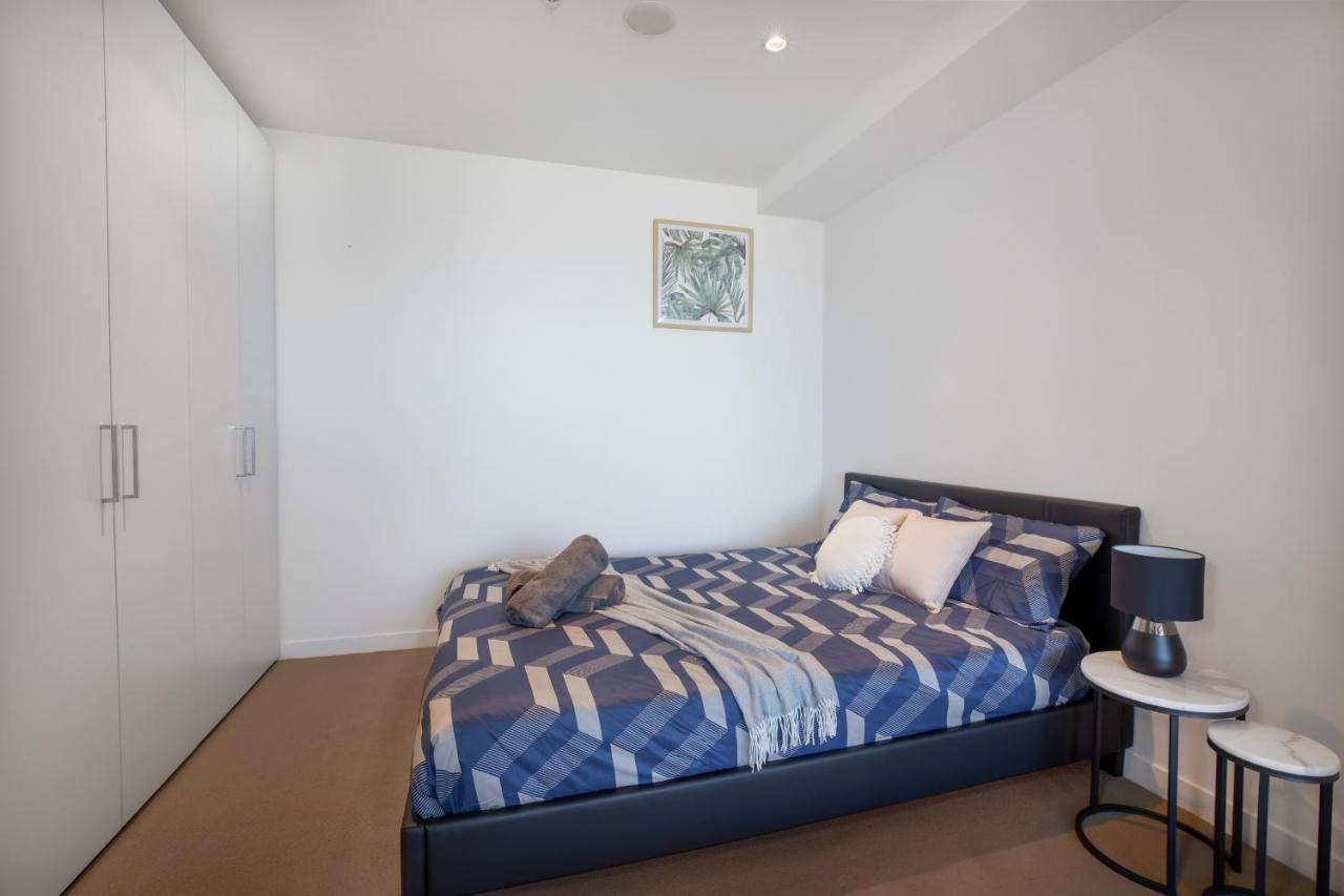 Marvellous 2-Bed High-Rise: Panoramic Views Secure Parking — Photos 1