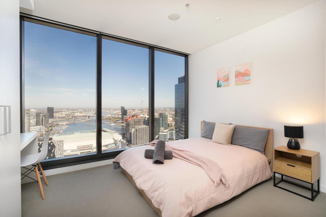 Marvellous 2-Bed High-Rise: Panoramic Views Secure Parking — Photos 2